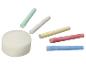 Okrągła gąbka i kolorowe kredy na białym tle.