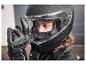 Osoba w czarnym kasku motocyklowym z kroplami wody i czarną rękawicą z napisem 'VISOR WIPE'.