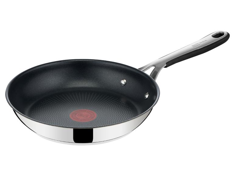 Patelnia Jamie Oliver Tefal ze stali nierdzewnej z nieprzywierającą powłoką i czarną rączką.