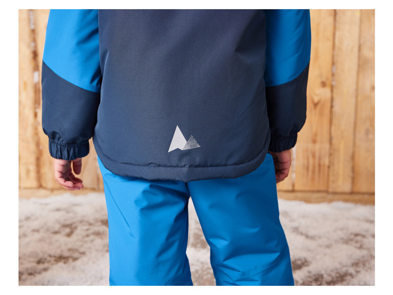 Niebieska kurtka i spodnie dla dzieci, idealne na sporty zimowe.