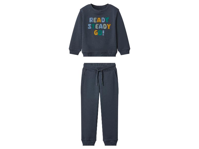 Niebieski dres dziecięcy z napisem „READY STEADY GO!” na bluzie.