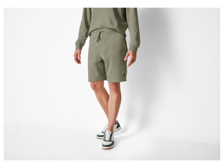 Męskie szorty i bluza w kolorze khaki.
