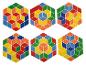Sześć sześciokątnych płytek z kolorowymi sześcianami.