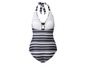 Czarno-biały strój kąpielowy w paski z dekoltem halterowym.