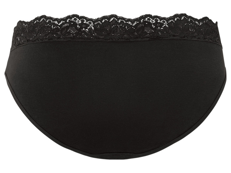 Czarne stringi z koronką na górze.