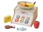 Waga zabawkowa z owocami, warzywami i innymi produktami spożywczymi.