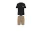 Czarny T-shirt z napisem „ROAD TRIPPIN” i beżowe szorty.