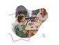 Dziecko je na krzesełku Stokke Tripp Trapp z dorosłym.
