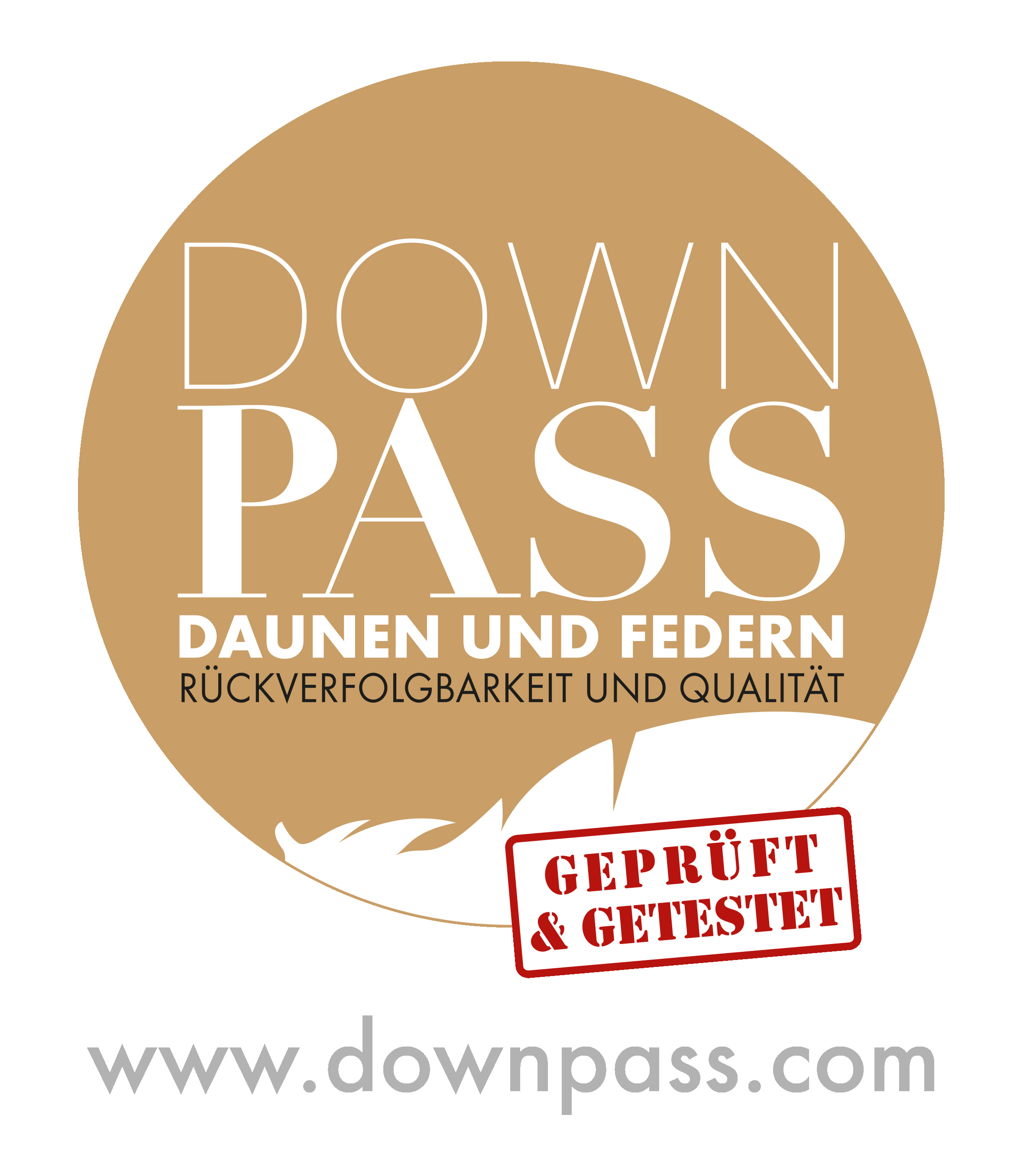 Okrągła pieczęć z napisem „DOWN PASS”, „DAUNEN UND FEDERN RÜCKVERFOLGBARKEIT UND QUALITÄT” i „GEPRÜFT & GETESTET”.