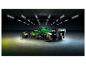 Zielony samochód wyścigowy Aston Martin F1 w ciemnym garażu z neonowymi światłami.