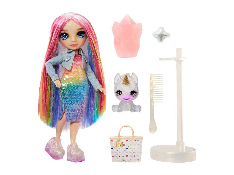 Lalka Rainbow High z tęczowymi włosami, cekinową sukienką i akcesoriami, w tym figurką jednorożca.