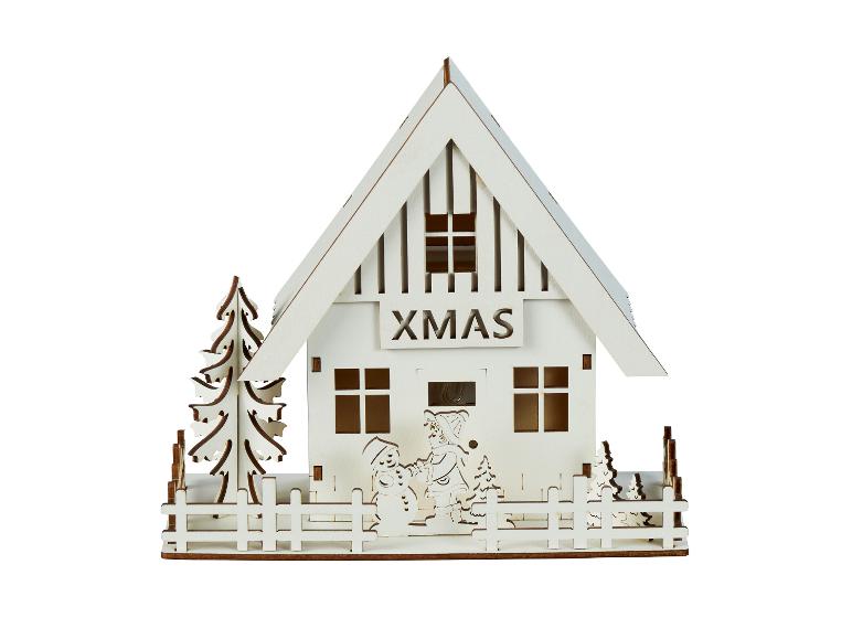 Drewniany domek dekoracyjny o tematyce świątecznej, z napisem „XMAS” i zimowymi figurkami.