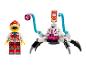 Figurka LEGO w czerwonej czapce i robot-pająk z czarnymi nogami.