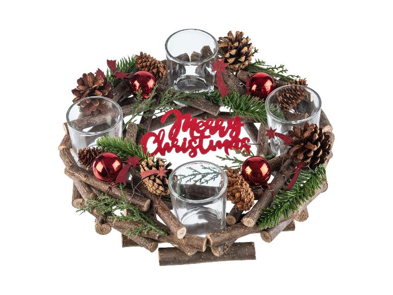 Drewniany wieniec adwentowy z ozdobami świątecznymi i świecznikami