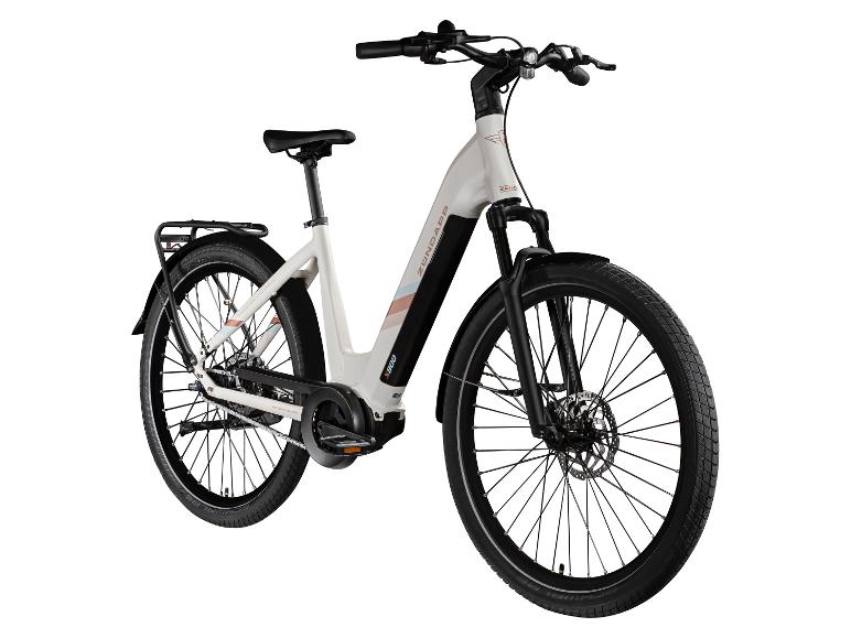 Biały rower elektryczny Zündapp X800 z bagażnikiem i czarnymi oponami.