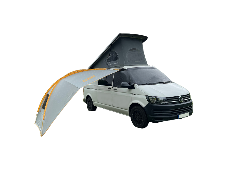 Biały Volkswagen Transporter z rozłożonym markizą i namiotem dachowym.