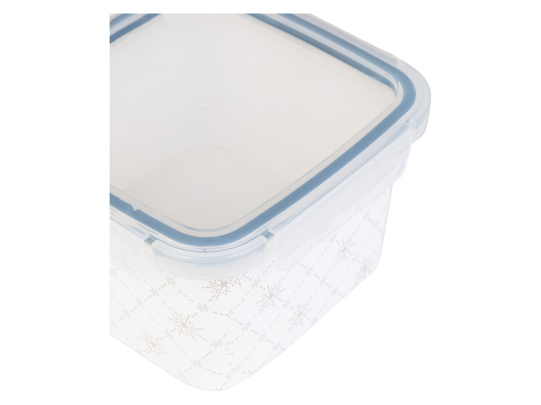 Plastikowe pudełko z pokrywką, ozdobione wzorem śnieżynek.