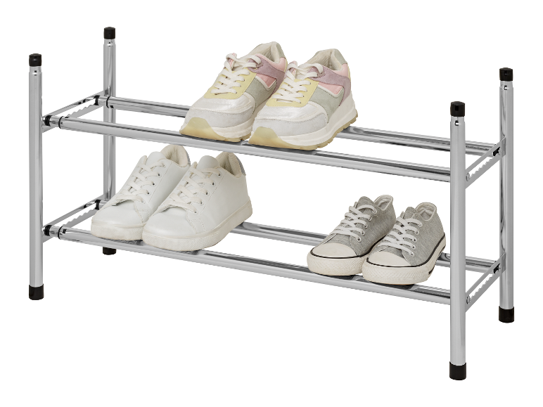 Dwupiętrowy chromowany stojak na buty z różnymi butami sportowymi.