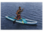 Mężczyzna wiosłuje na dmuchanym paddleboardzie G&F Pro-Force.