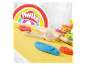 Plastelina Play-Doh i drewniane narzędzia na żółtym tle.