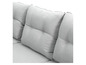 Szara sofa z trzema poduszkami.