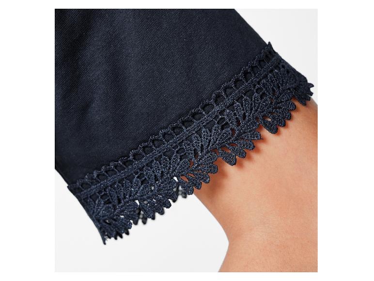 Szczegół ciemnoniebieskiego topu z koronką.