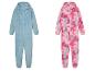 Dwa miękkie, polarowe kombinezony, jeden w jednolitej niebieskiej kolorystyce, a drugi w różowy wzór tie-dye.