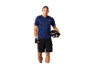 Męski model w sportowej koszulce i spodenkach, kasku i rękawicach.