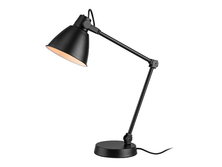 Czarna lampa biurkowa z regulowanym ramieniem.