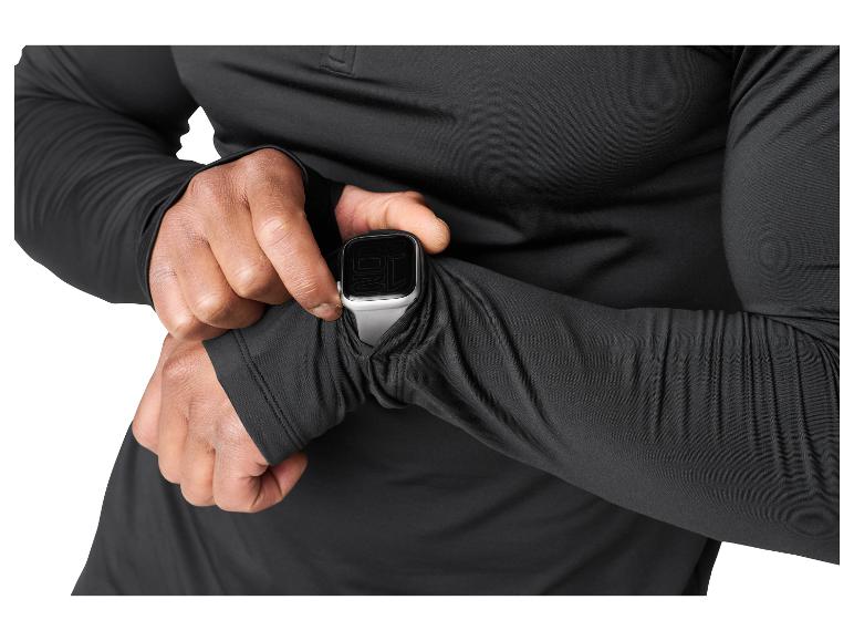 Mężczyzna w czarnej koszulce z długim rękawem sprawdza smartwatcha.