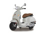 Biały skuter Vespa z brązowym siedzeniem.