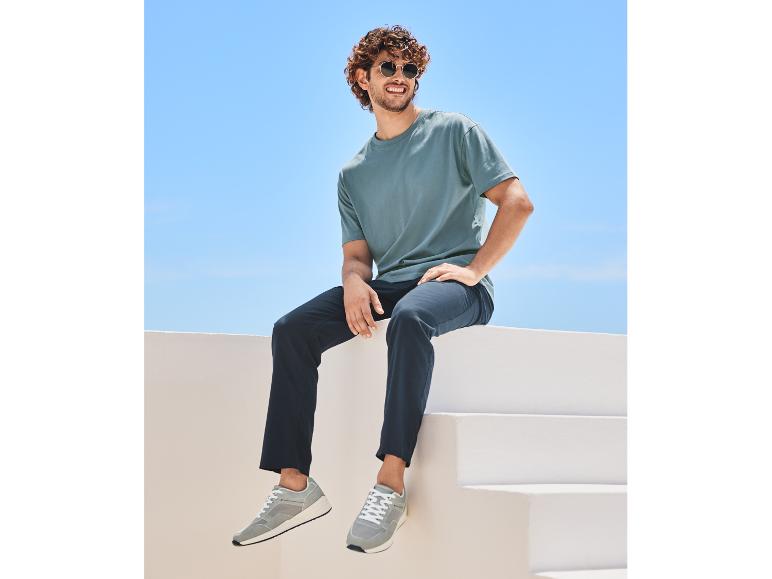 T-shirt, spodnie i buty sportowe: moda męska w stylu casual.