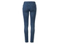 Ciemnoniebieskie jeansy damskie typu skinny.