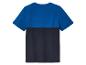 Niebieska koszulka z krótkim rękawem, z ciemnoniebieskim dołem.