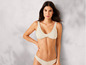 Kobieta w beżowym bikini, górna część i dół.