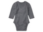 Szary śpioszek z długim rękawem dla niemowląt.