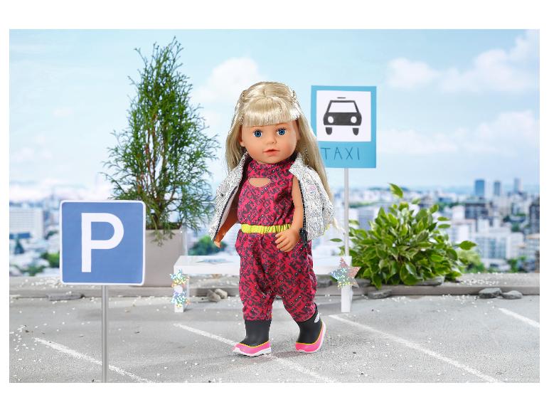Lalka BABY born w czerwonym kombinezonie i srebrnej kamizelce, ze znakami parkingu i taksówki.