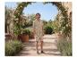 Mężczyzna w beżowej koszuli i szortach w liściasty wzór, w ogrodzie.