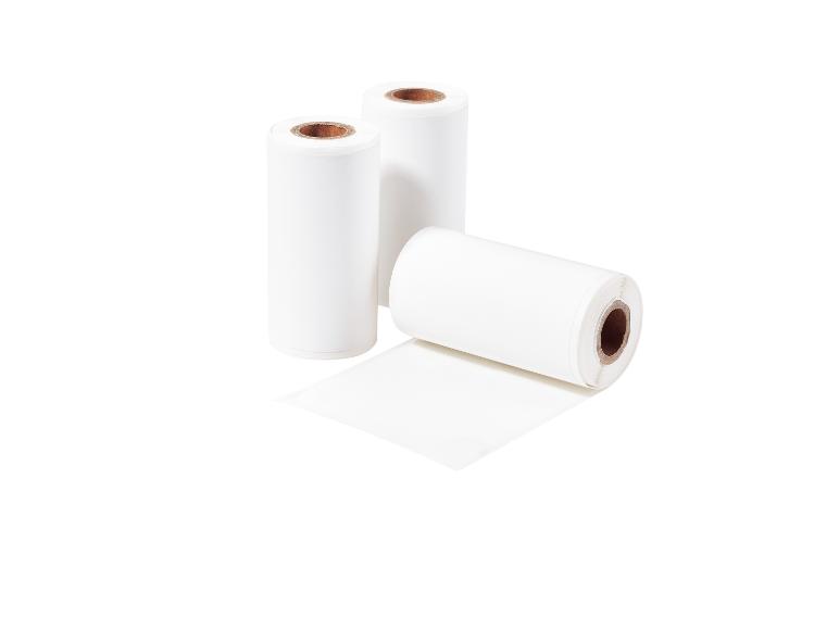 Trzy rolki białego papieru termicznego do kas fiskalnych lub drukarek etykiet.