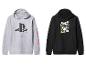 Dwie bluzy gamingowe: szara bluza PlayStation i czarna bluza Xbox.