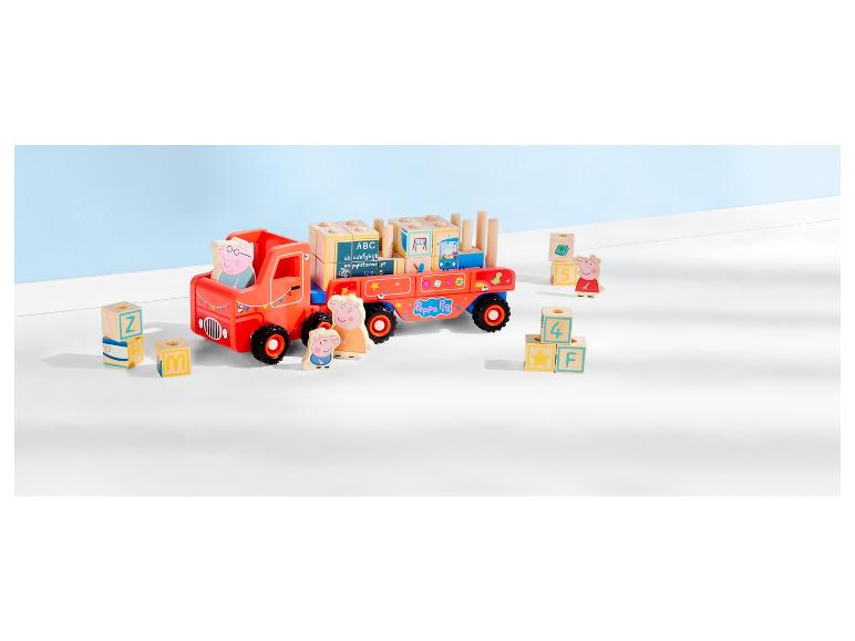 Drewniane zabawki Peppa Pig: ciężarówka, klocki i figurki.