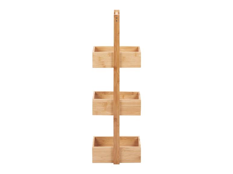 Trójpoziomowa półka z bambusowymi koszami.