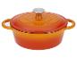 Pomarańczowy garnek żeliwny SilverCrest z pokrywką.