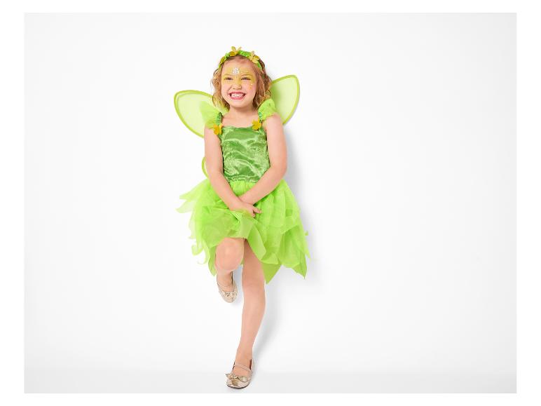Uśmiechnięta dziewczynka w zielonym stroju wróżki ze skrzydłami i makijażem.