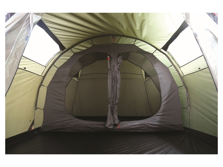 Zielony namiot z czarną sypialnią.