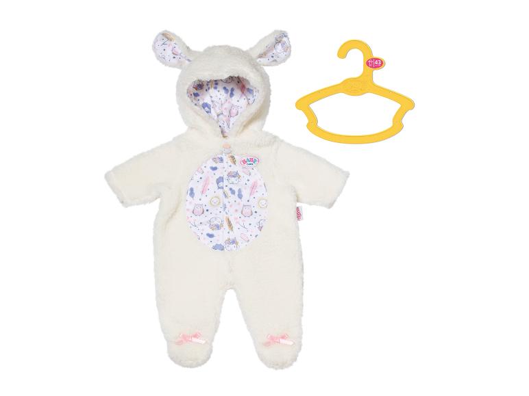 Biały pluszowy kombinezon BABY born z kapturem i wzorzystym brzuchem, oraz żółty wieszak.