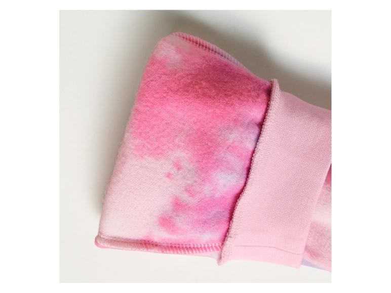 Różowy sweter z nadrukiem tie-dye.