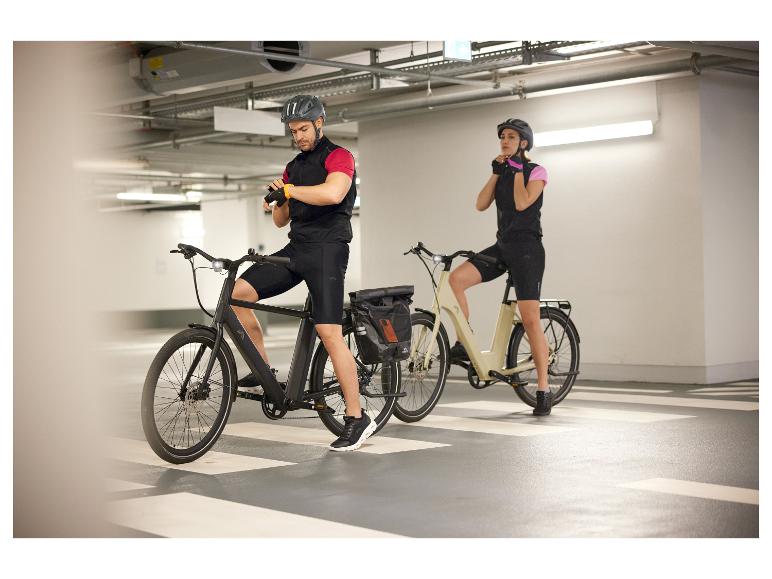 Dwie osoby na rowerach elektrycznych na parkingu.