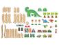 Drewniane tory kolejowe, figurki dinozaurów i inne elementy do zabawy w dinozaury.
