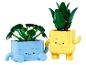 Dwie figurki LEGO, niebieska z zielonymi liśćmi i żółta z zielonymi liśćmi, stoją obok siebie.